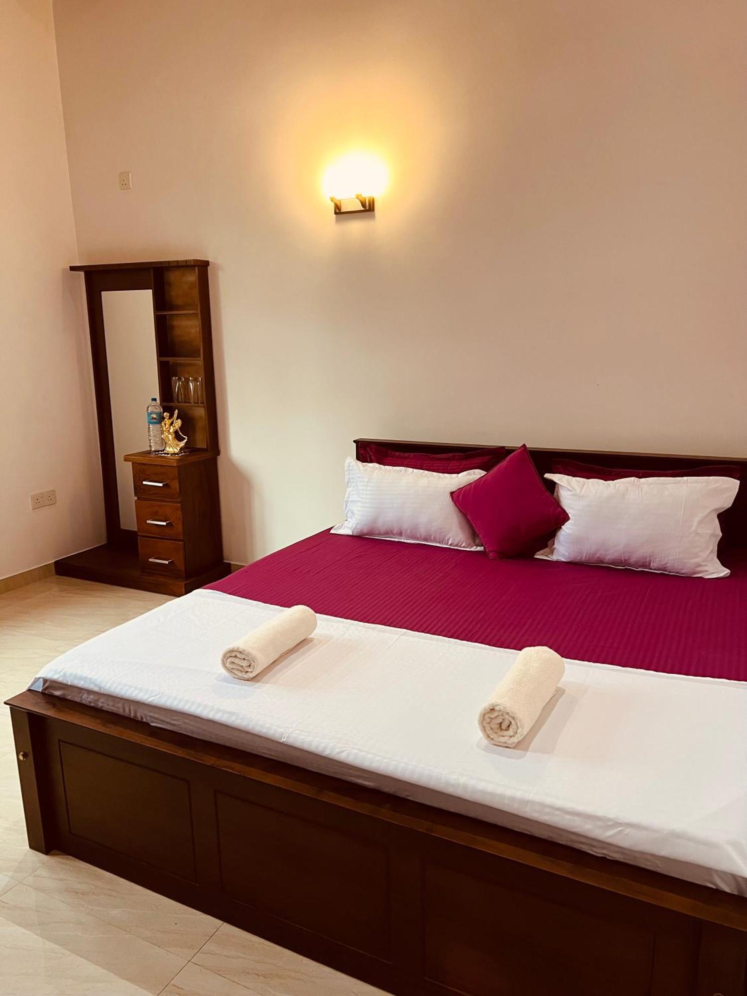 Ahasna Airport Villa Negombo Exterior foto